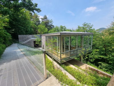 Inwangsan Shelter in the woods