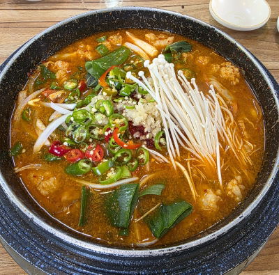 Geoje Traditional Yang Gopchang Jeongol