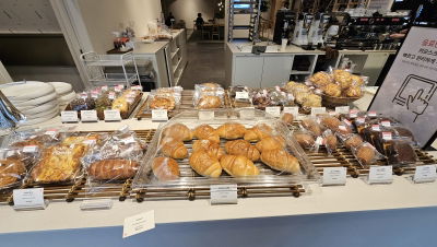 Cafe Comma & Yann Couvreur