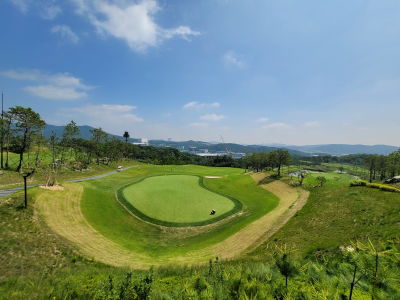 THE CROSBY Golf Club AT HOBEOP