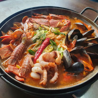 Budae Jjigae Jeonjaengteo