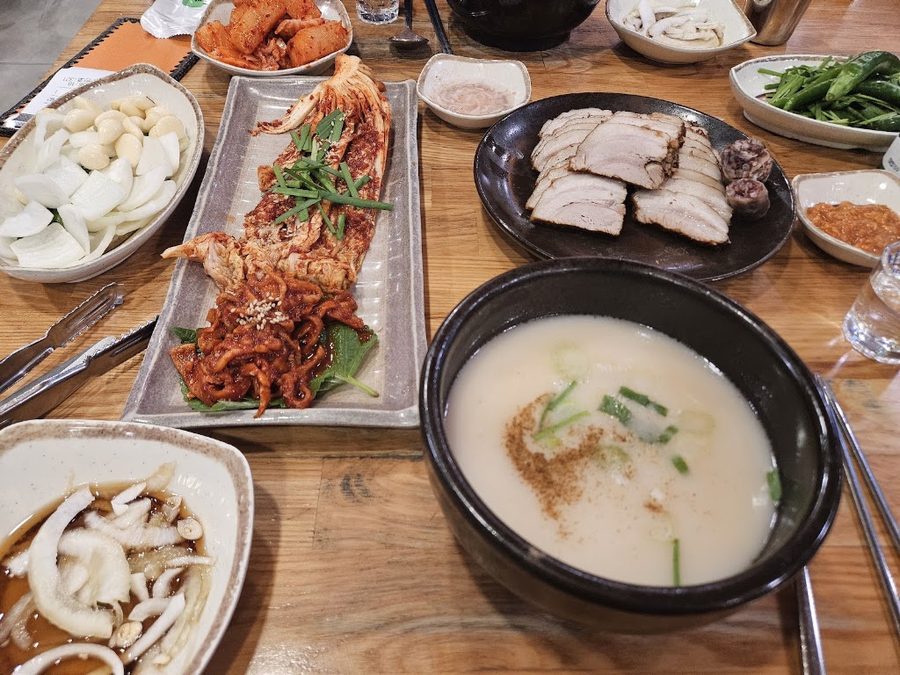 The Doi Jonggajip Dwaeji Gukbap Main Branch