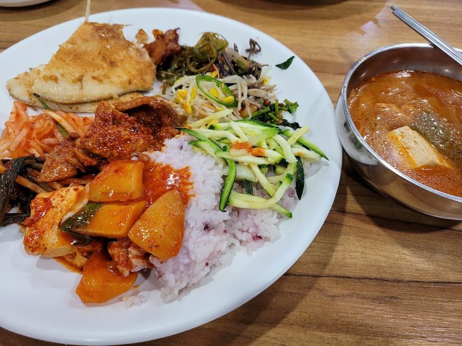 Ttwineun Guksu Wie Narneun Son Kalguksu
