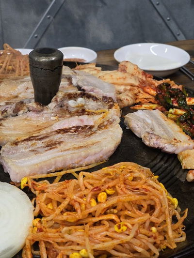 Ssakssuri Sotttukkeong Kimchi Samgyeopsal