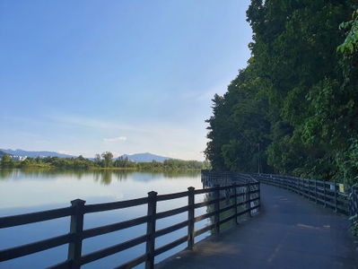 義巖湖自行車道