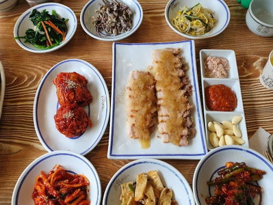 男子蒜味菜包肉
