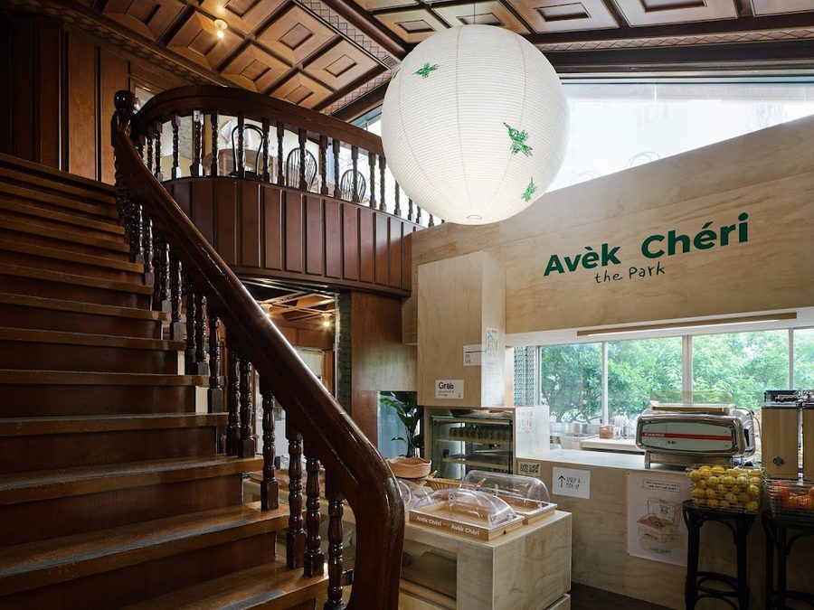Avek Cheri the park