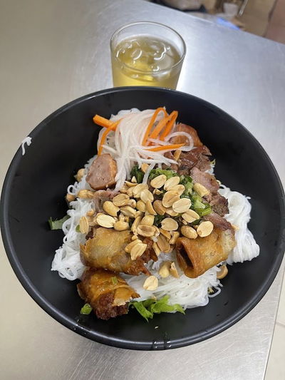 Bún thịt nướng - bánh cuốn nóng