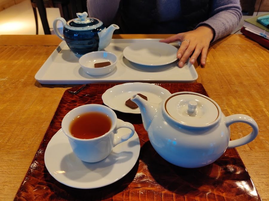 Pureun Eungjeobsil Eui Hongcha (Red Tea of Blue Living Room)