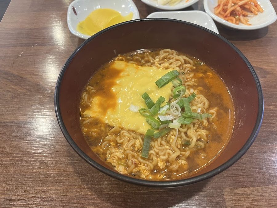 Apgujeong Kalguksu Gimbap
