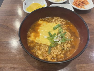 Apgujeong Kalguksu Gimbap