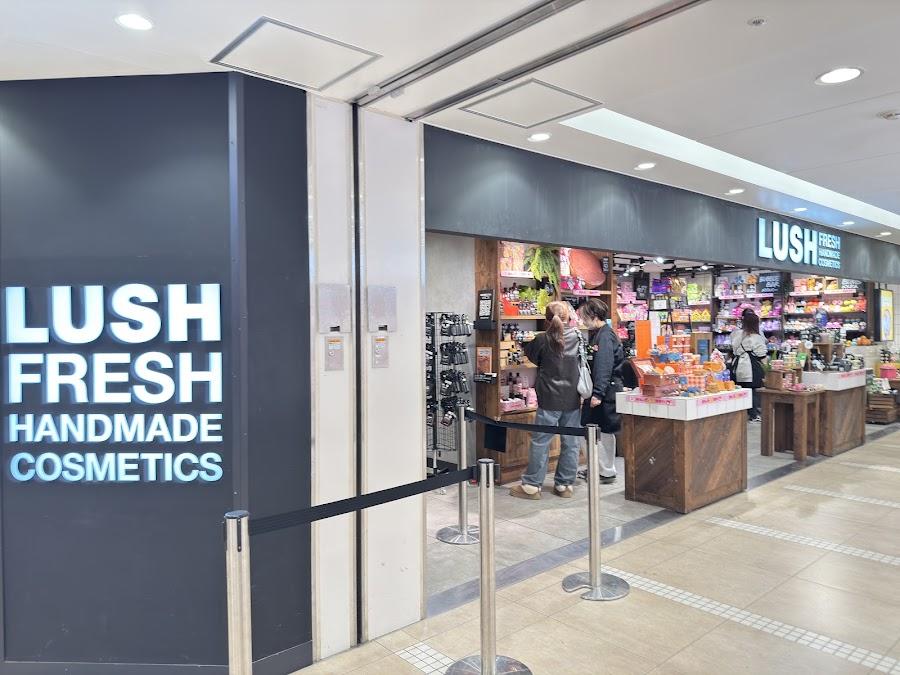 LUSH AMU EST Hakata Store