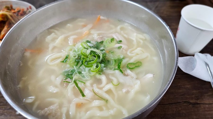 Dak Bajirak Son Kalguksu Naengmyeon