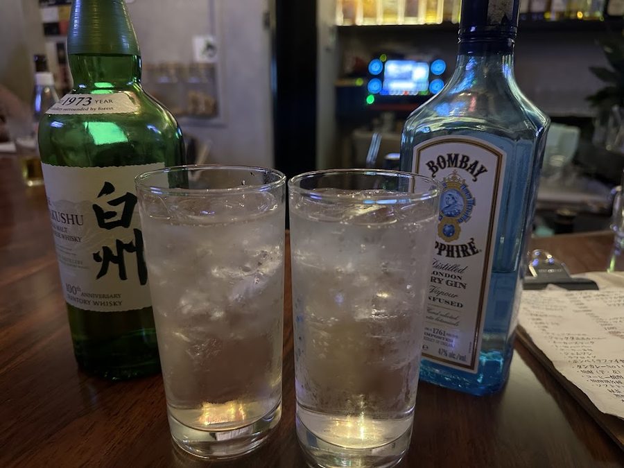 兎にも角にも夜鳴 円卓のカラオケバー