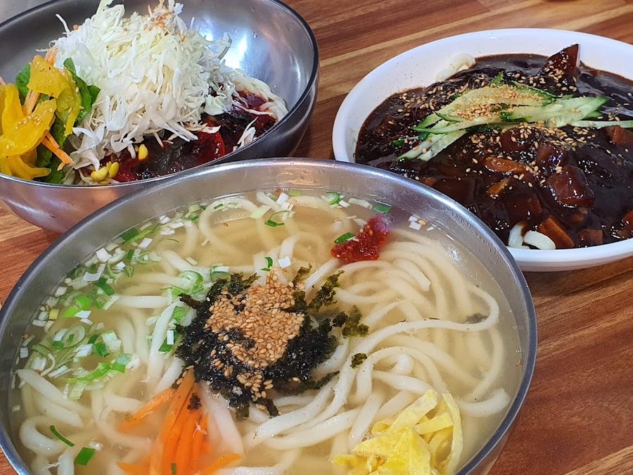 Sinjeong Market Somunnan Son Kalguksu
