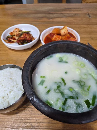 Sinchon Seolleongtang Mannyeon Branch