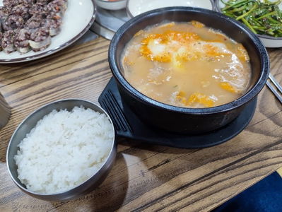 Hoho Dwaeji Sundae Gukbap Ori Nongwon