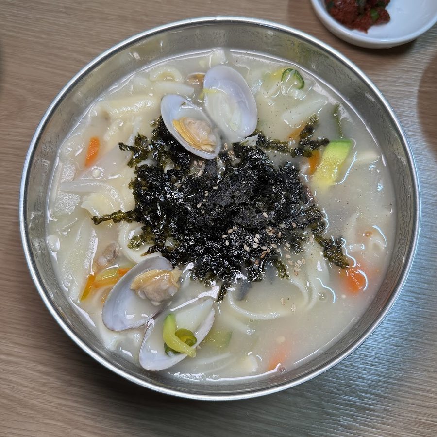 Hangang Sonkalguksu