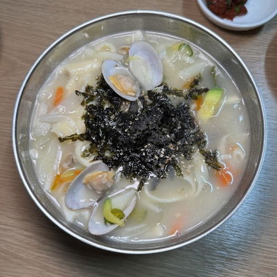 Hangang Sonkalguksu