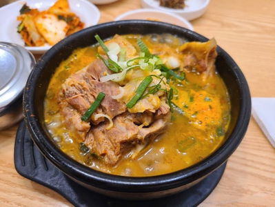 Tteumbugi Hwanggeum Jokbal