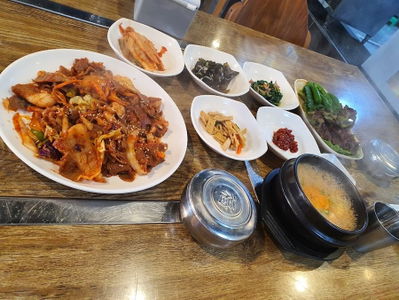 燃える薪火炉焼き
