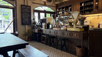 Petit Peyton Traveloque Cafe