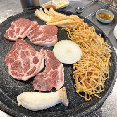 Mujogeon Dwaeji Saenggogi Samgyeopsal