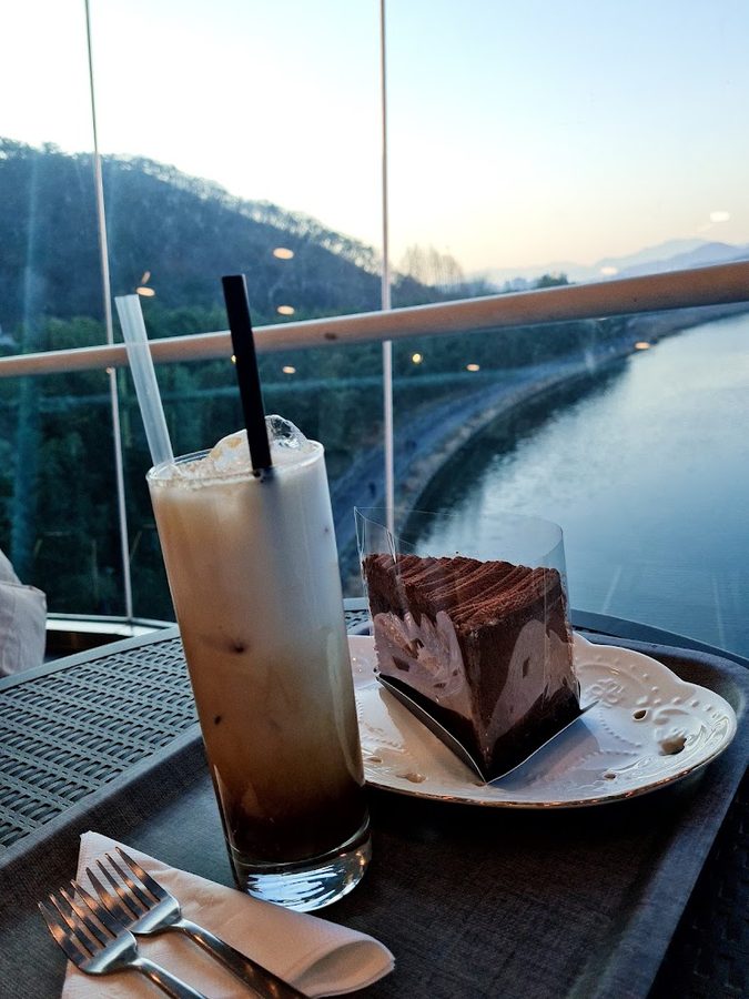 Cafe the River