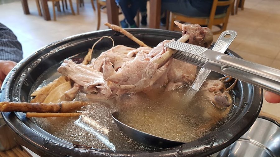 Pyeonbaeknamu Miteseo Noneun Dak