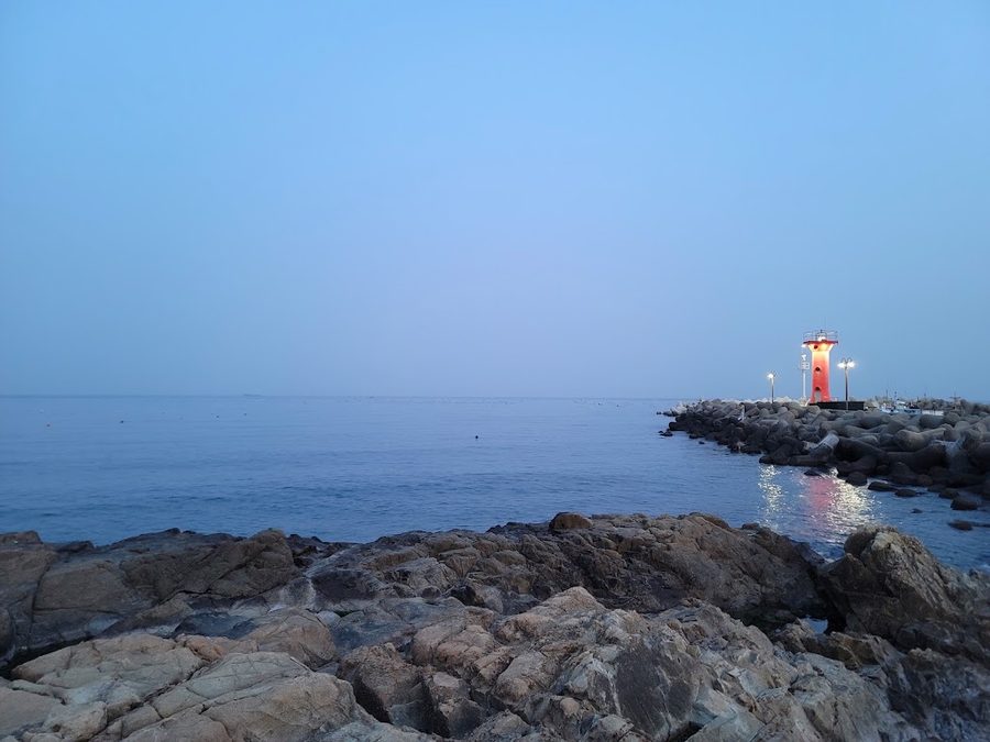 コン水港防波堤灯台