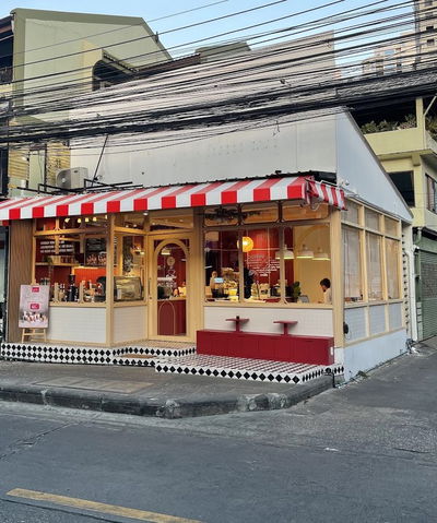 GRUN CAFE SUKHUMVIT 16