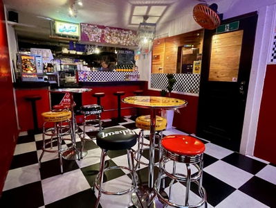 Bar 445