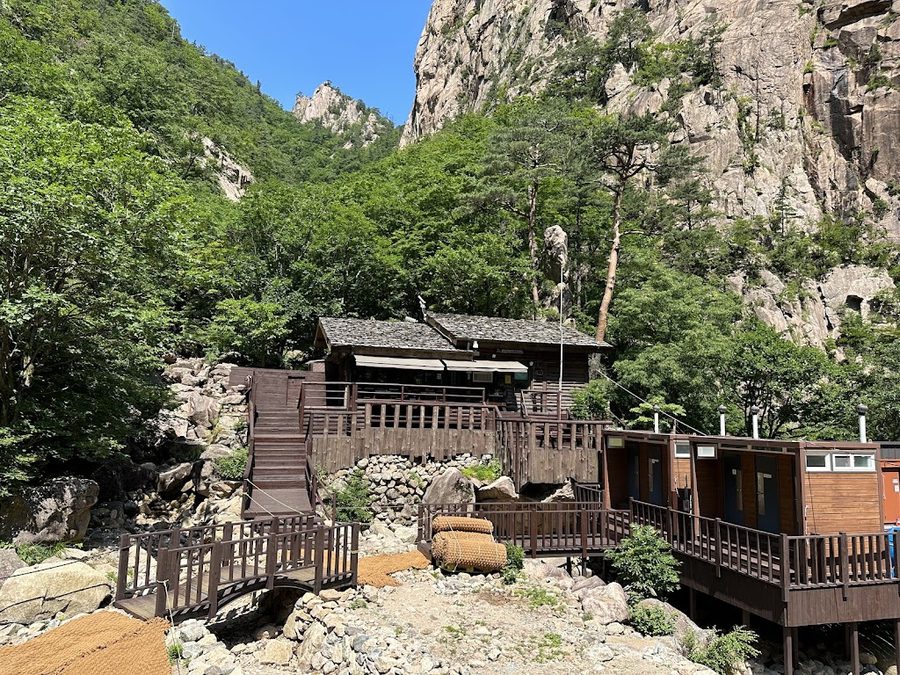 Yangpok Mountain Shelter