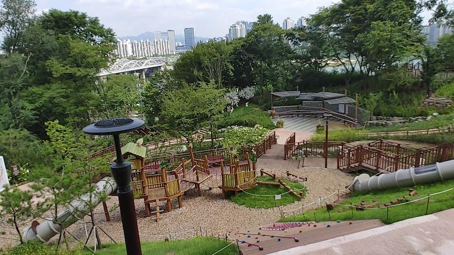 Yongyangbongjeojeong Park