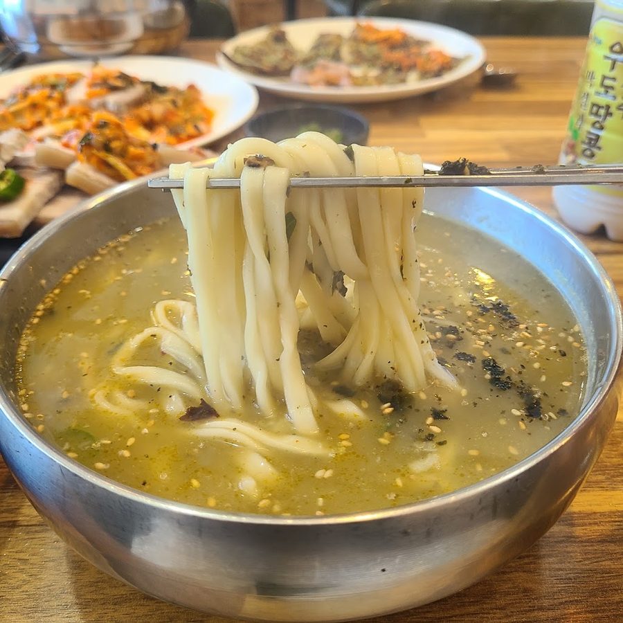 Jeju Doldam Kalguksu Beomeosa Branch