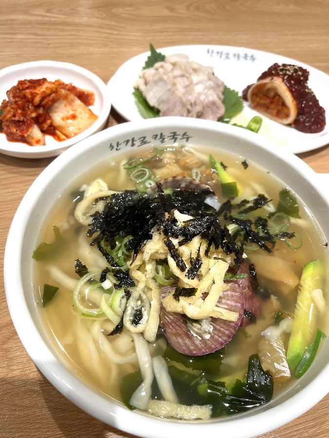 Hangangno Kalguksu Bossam Yeouido IFC Mall Branch