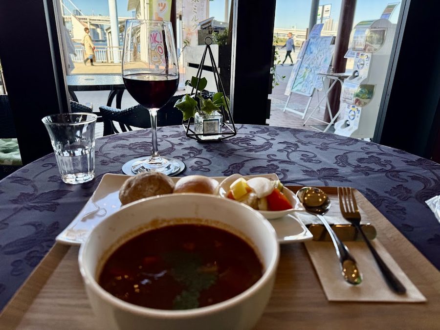 Sea-side Cafe, Solaris