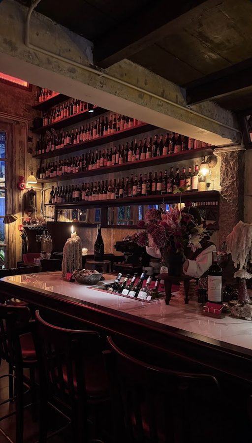 Off-dry Cocktail & Wine Bar