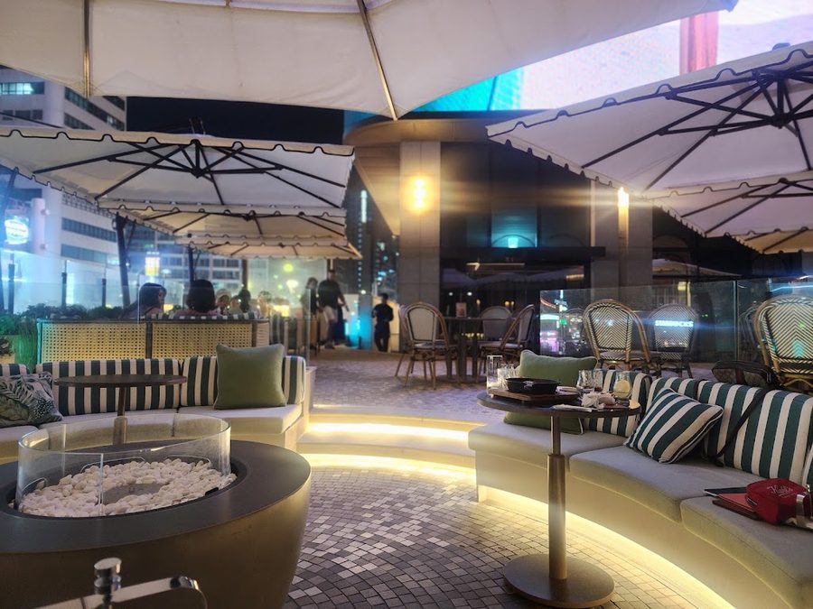 Lounge & Bar
