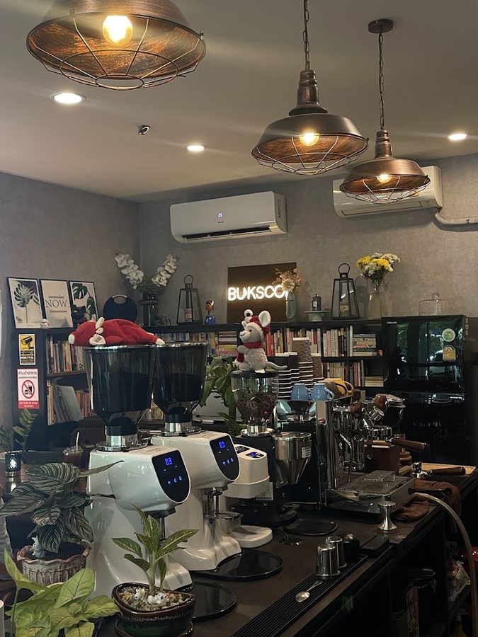 BUKSCOF Cafe & Library Hua Mak
