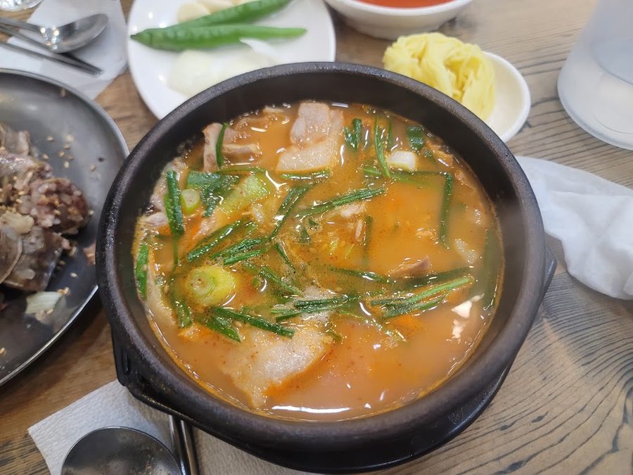 Hwang Janggun Dwaeji Gukbap and Jokbal