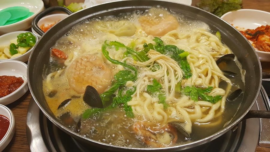 Byeolnan Naengmyeon Haemul Kalguksu