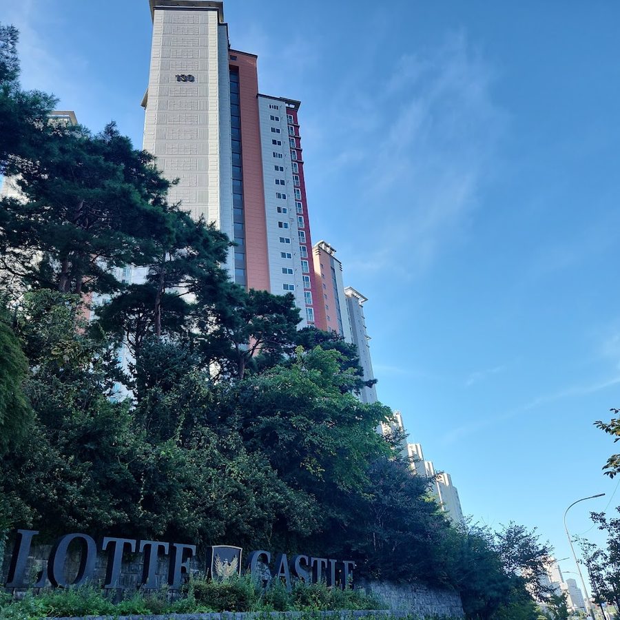 Gangdong Lotte Castle First Apartments
