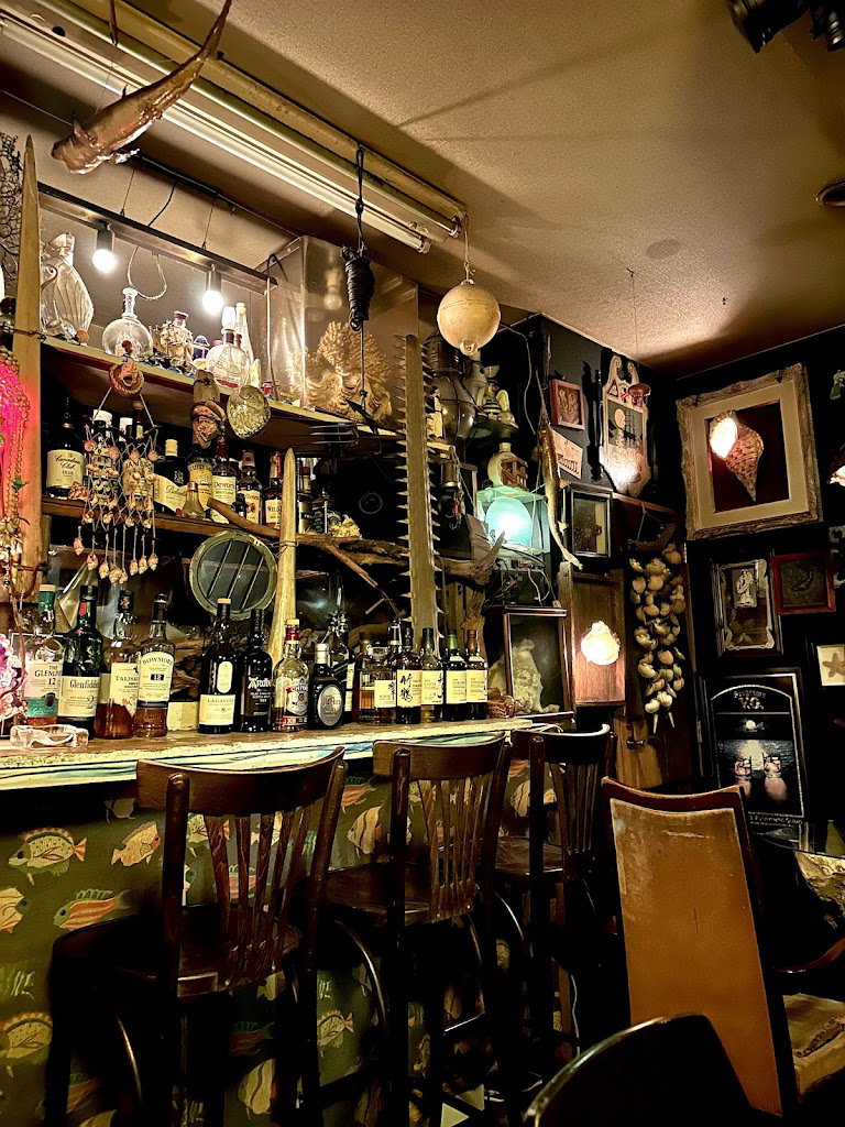 Shell house (undersea bar)