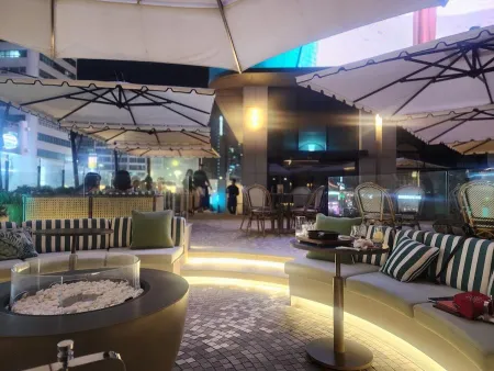 Lounge & Bar