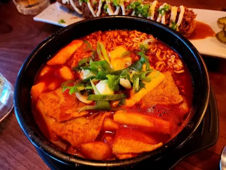 Yeokjeon Halmeoni Beer Sinsa Garosu-gil Branch