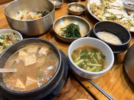 Bihaksan Boribap Saeng-kalguksu