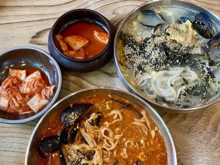 Hangari Gamja Ongsimi & Honghap Kalguksu