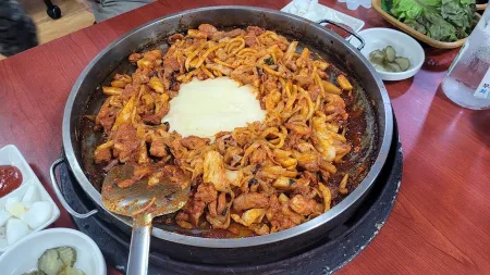 Myeongga Hoban Dakgalbi Makguksu