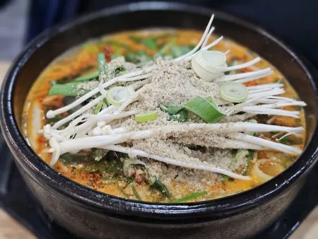 Yuk Ttukbaegi Gukbap Makguksu